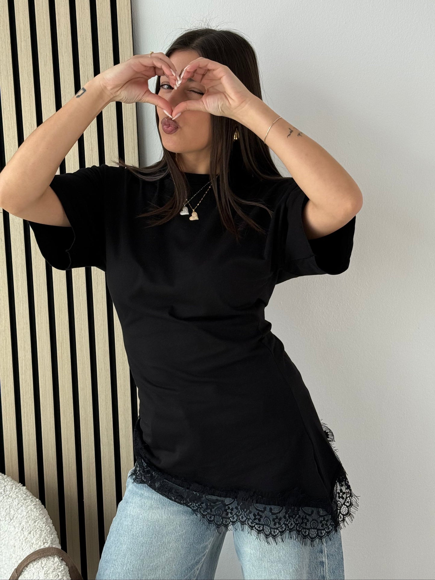 T-shirt asimmetrica in pizzo