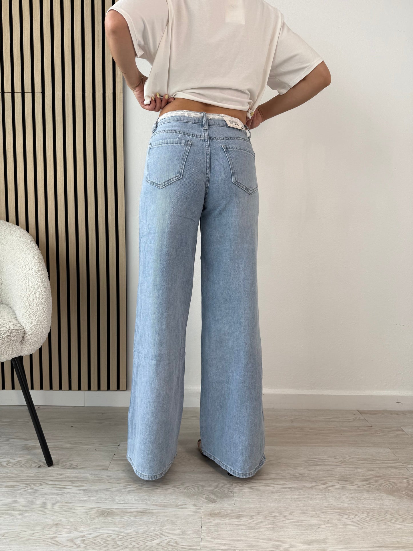 Jeans a palazzo, foulard, pizzo