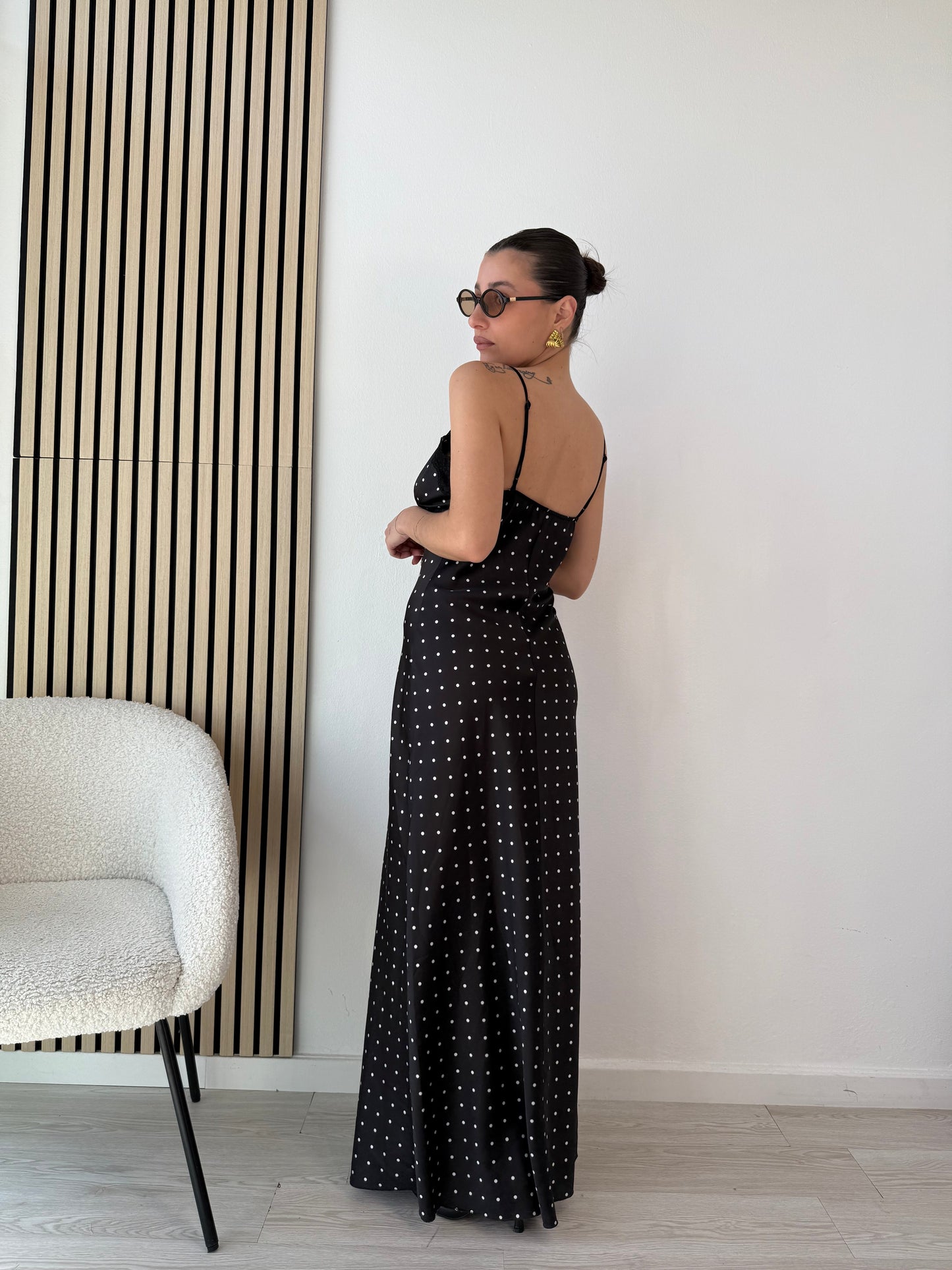Maxi abito con pois e pizzo