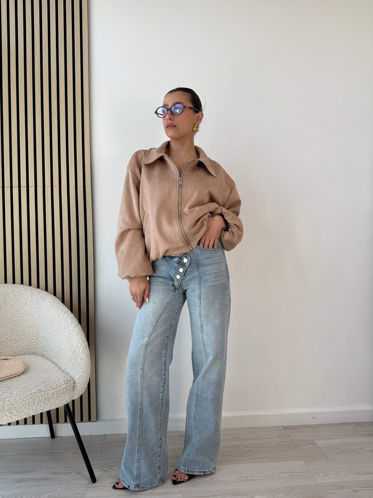 Jeans con bottone sfalsato