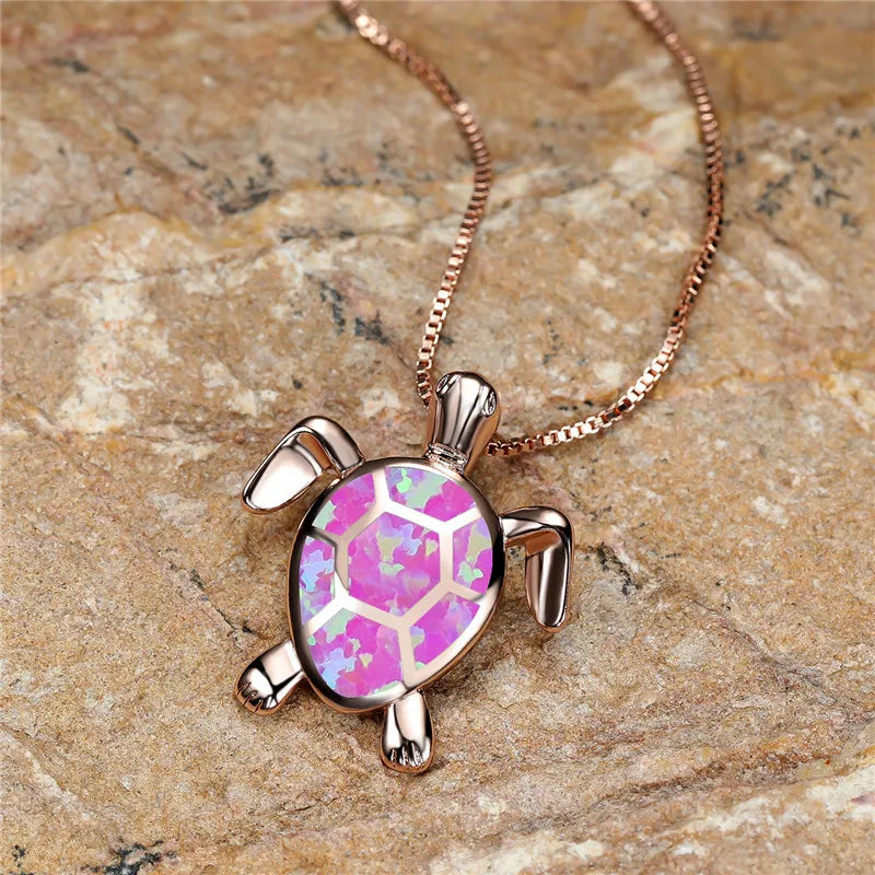Collana con ciondolo a forma di tartaruga in opale di fuoco verde e oro vintage