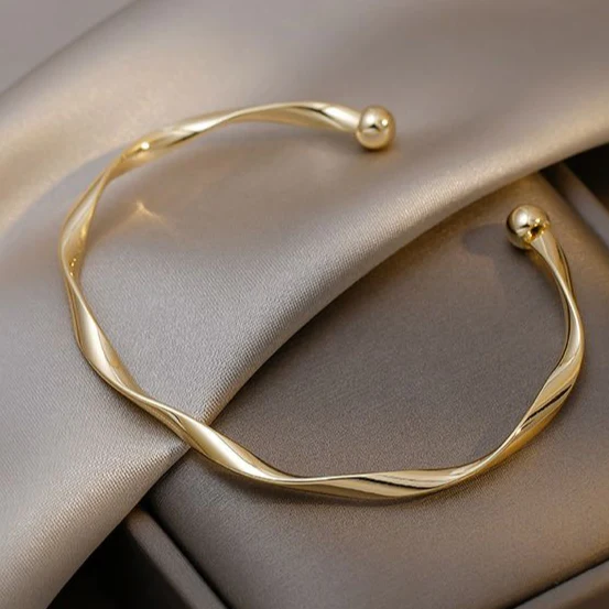 Elegant gold bracelet