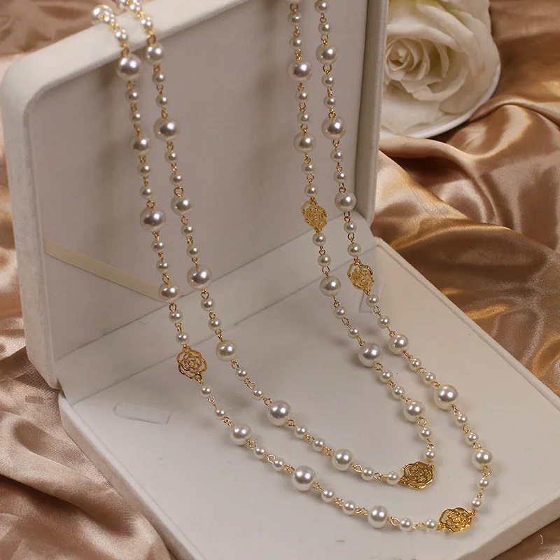 Timeless necklace with gold pendant and pearls