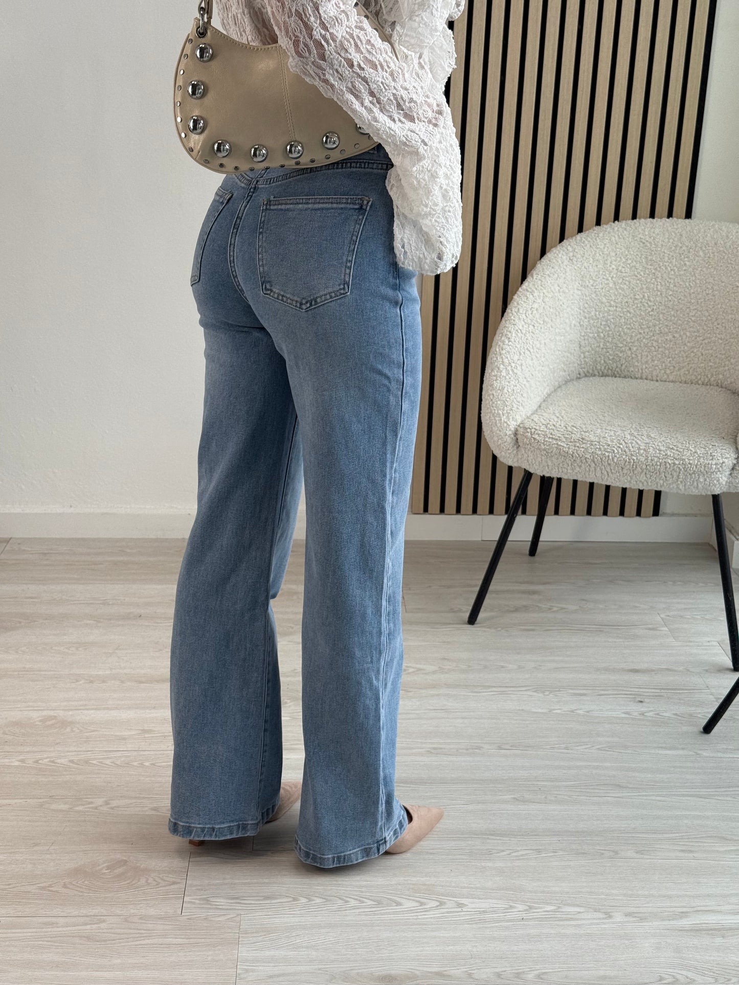 Jeans con bottone sfalsato
