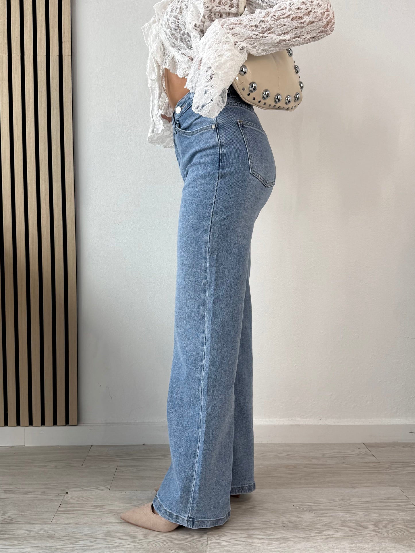 Jeans con bottone sfalsato