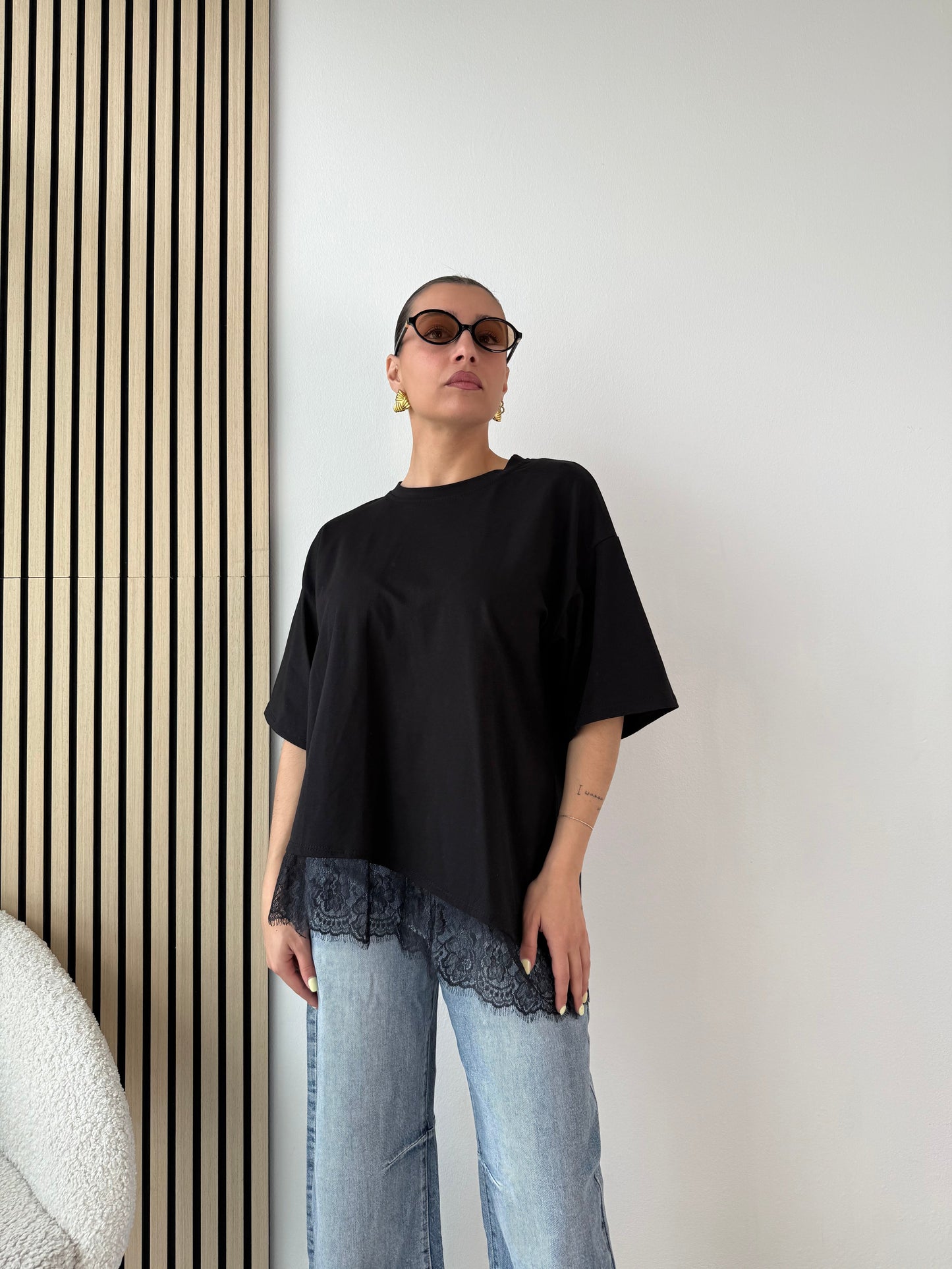 T-shirt in pizzo sul fondo