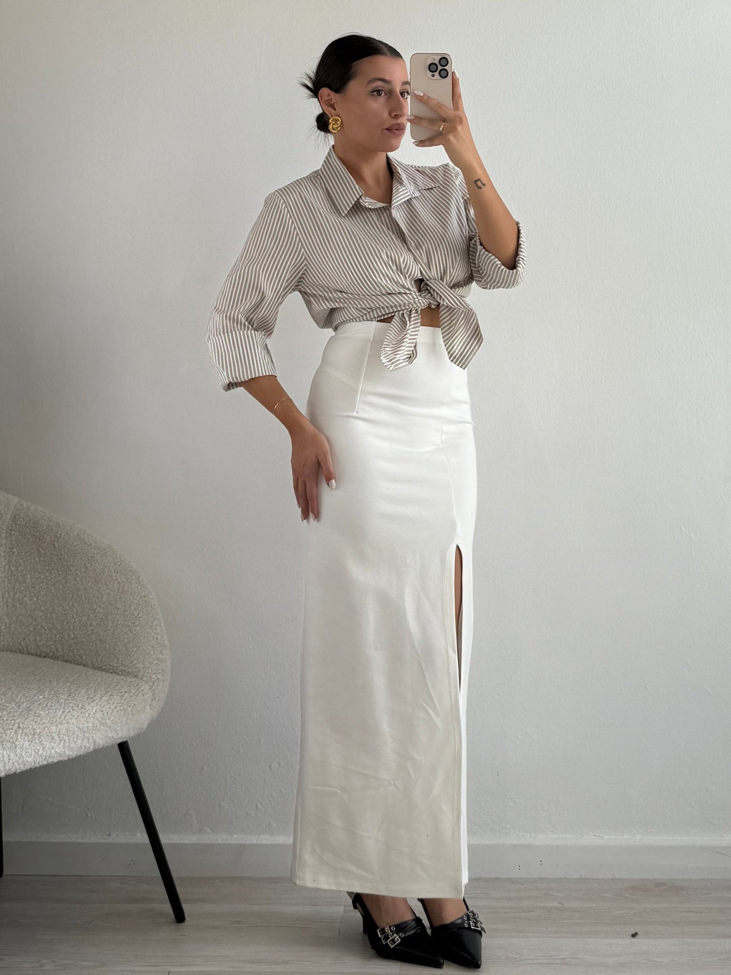 Long skirt with a slit
