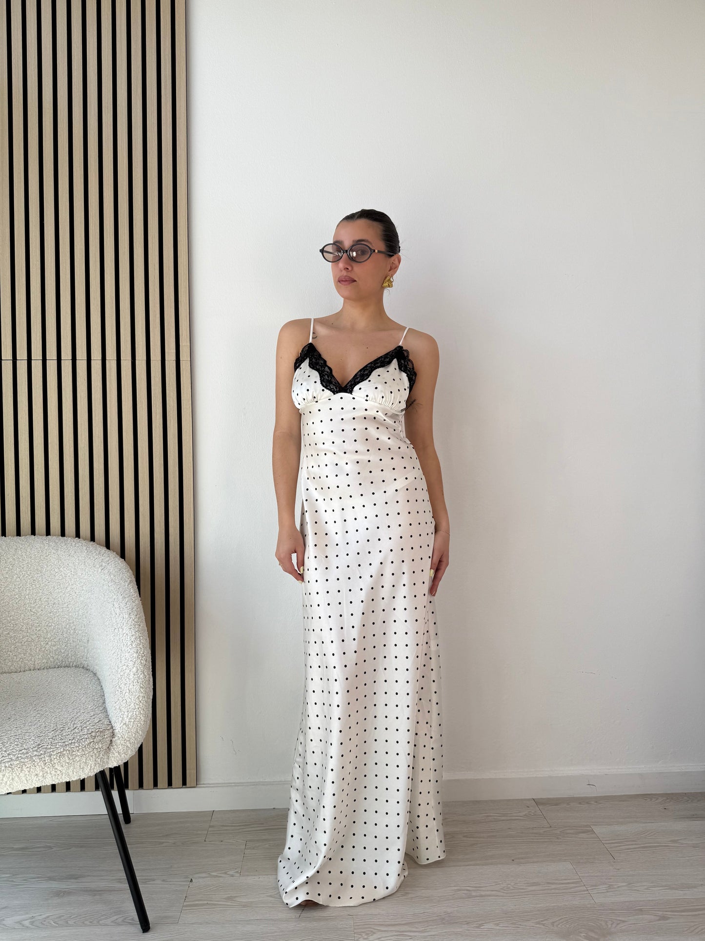 Maxi abito con pois e pizzo