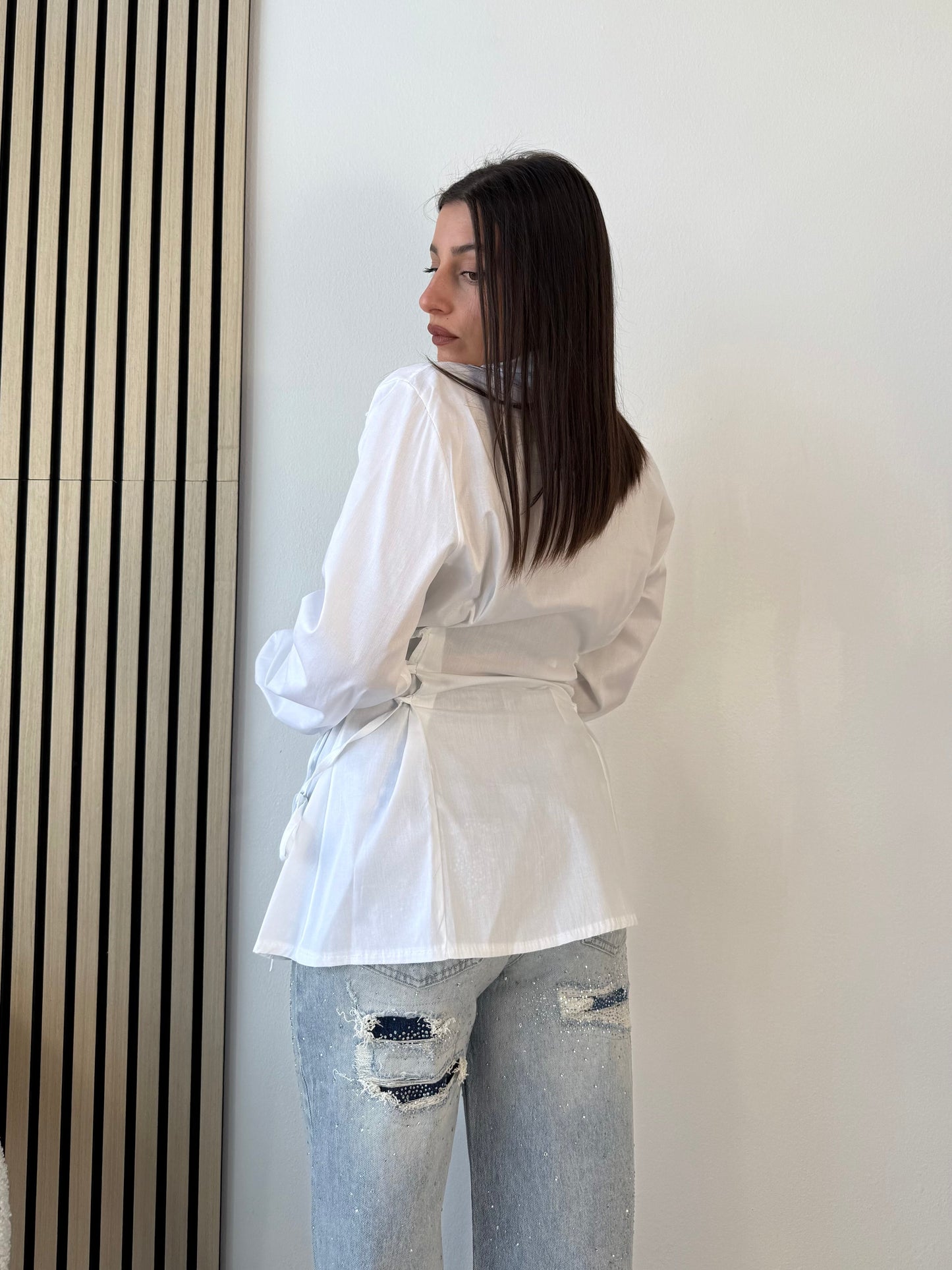 Camicia con stringhe laterali