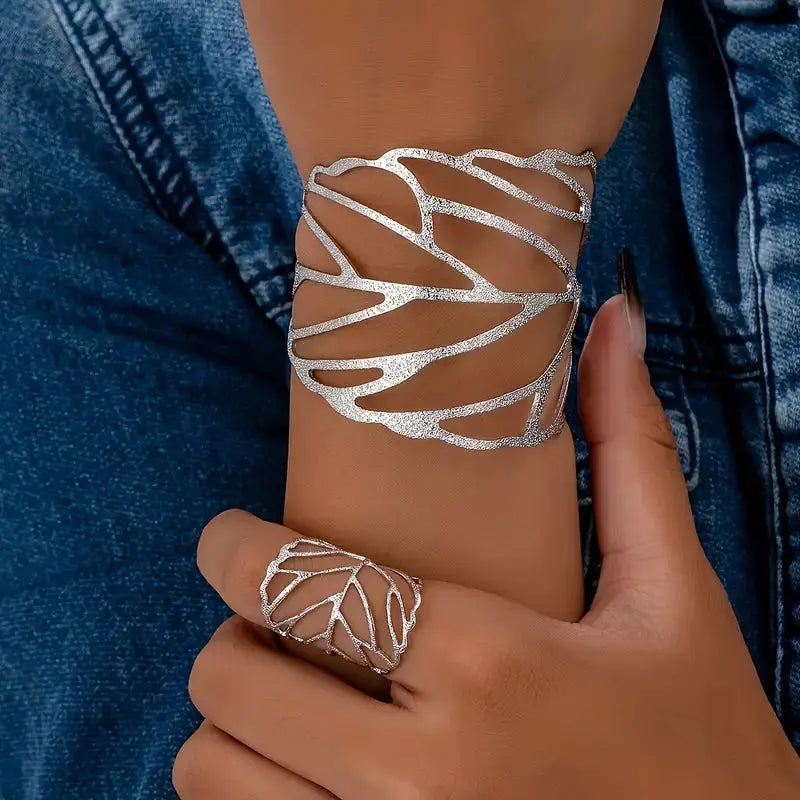 Vintage Rigid Bracelet with Decorative Leaf