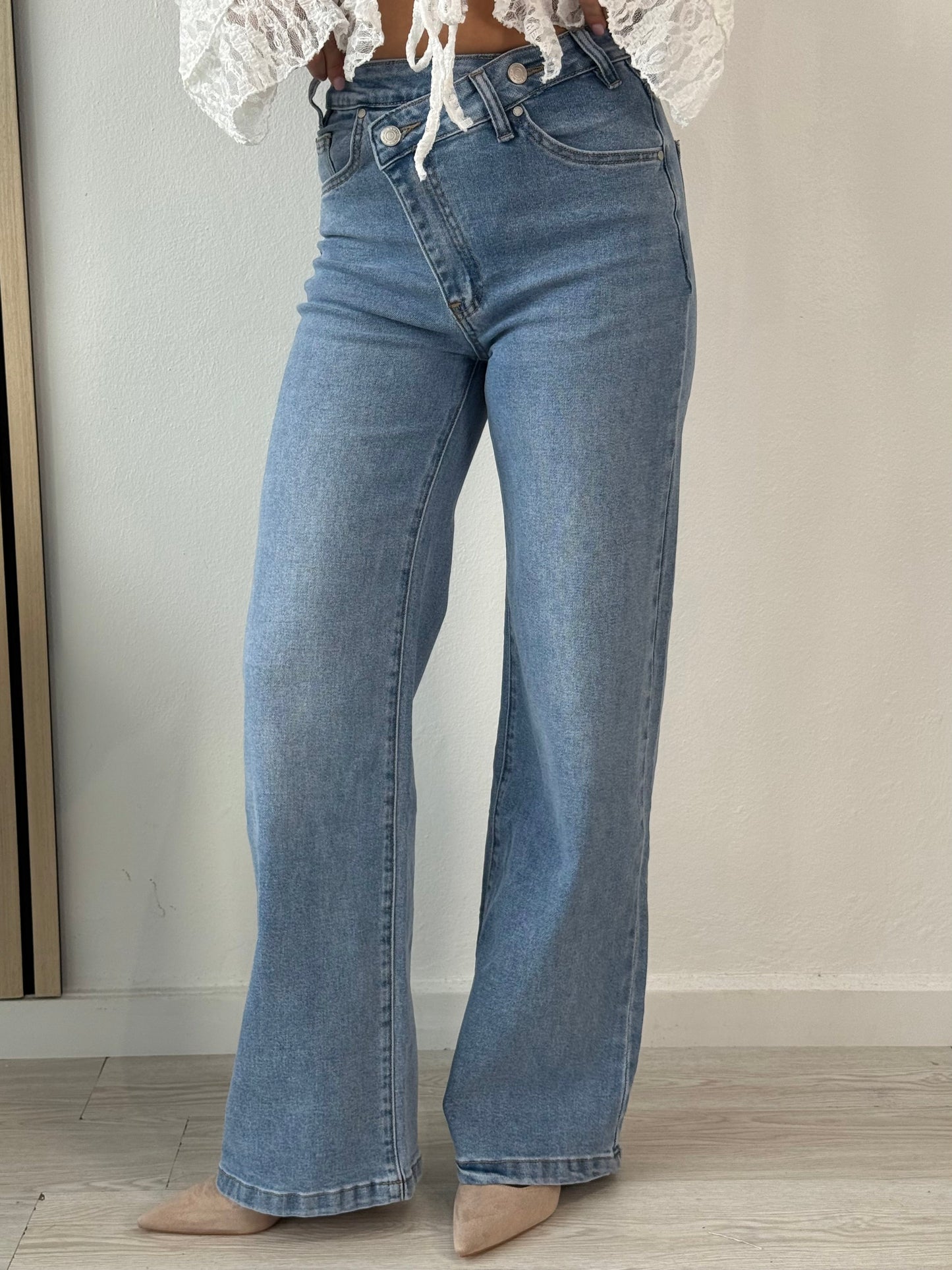 Jeans con bottone sfalsato