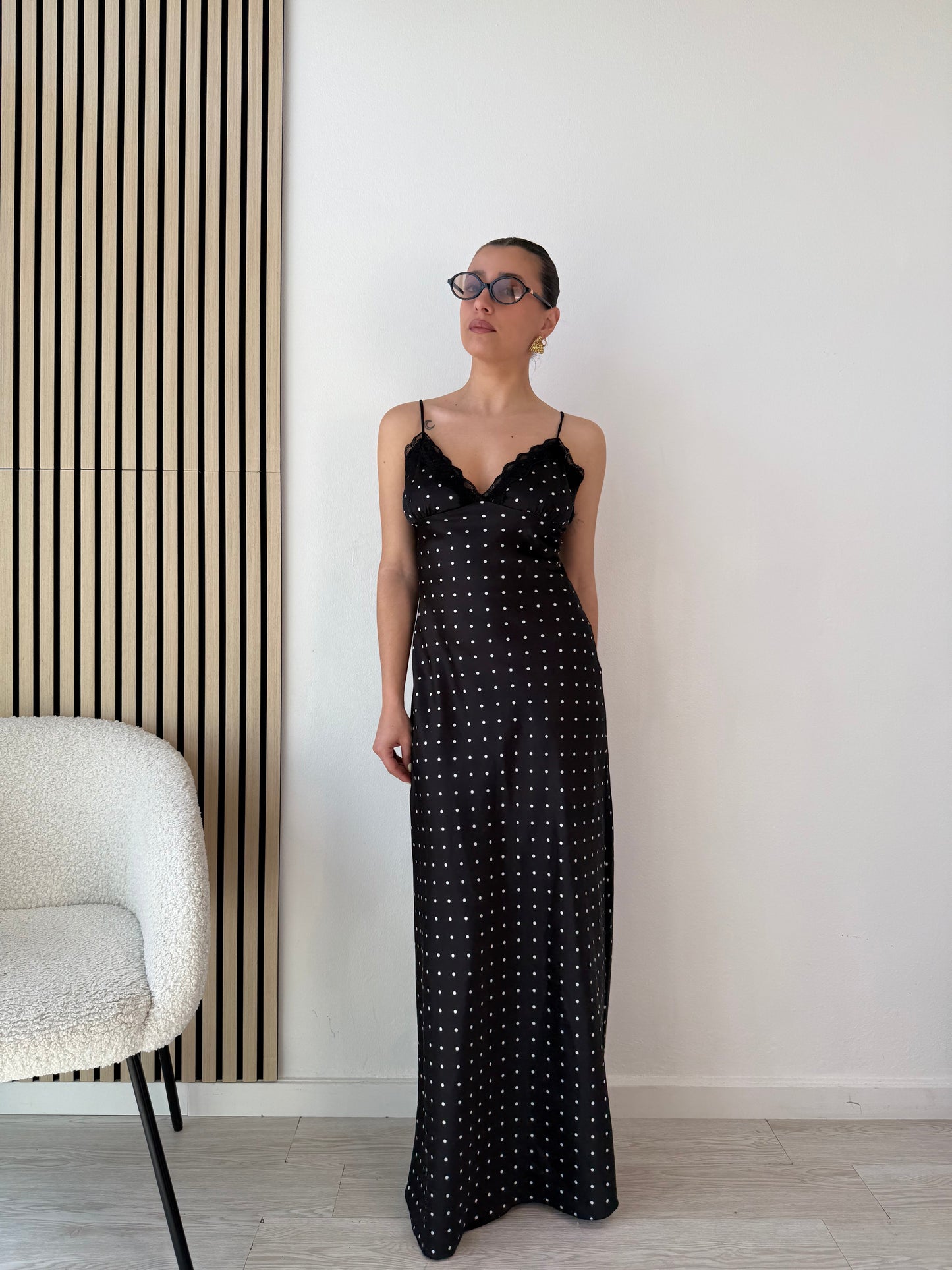 Maxi abito con pois e pizzo