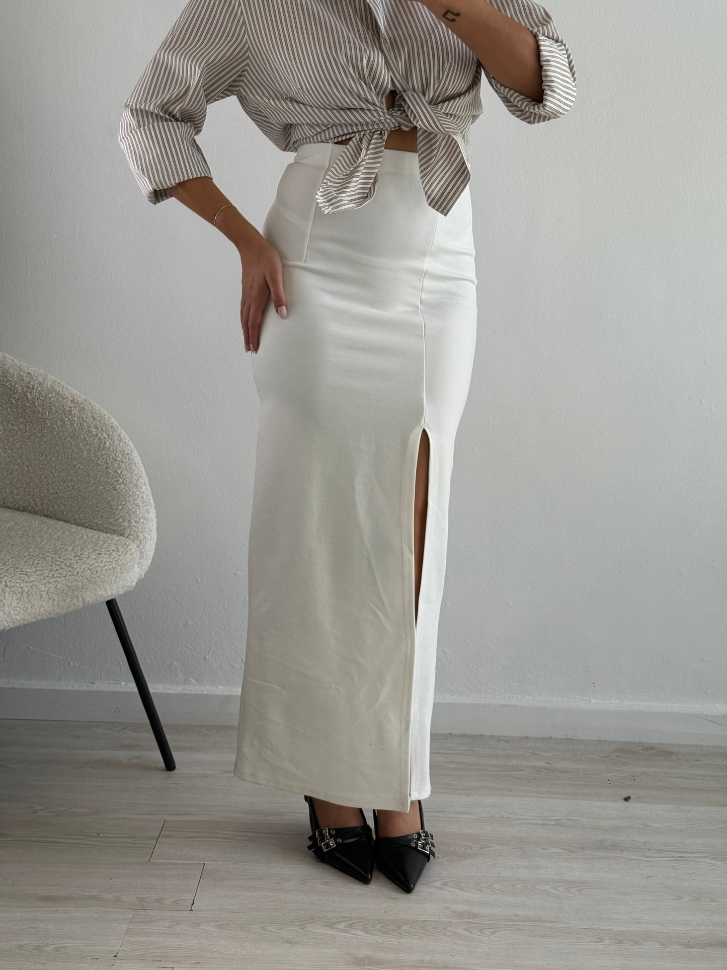 Long skirt with a slit