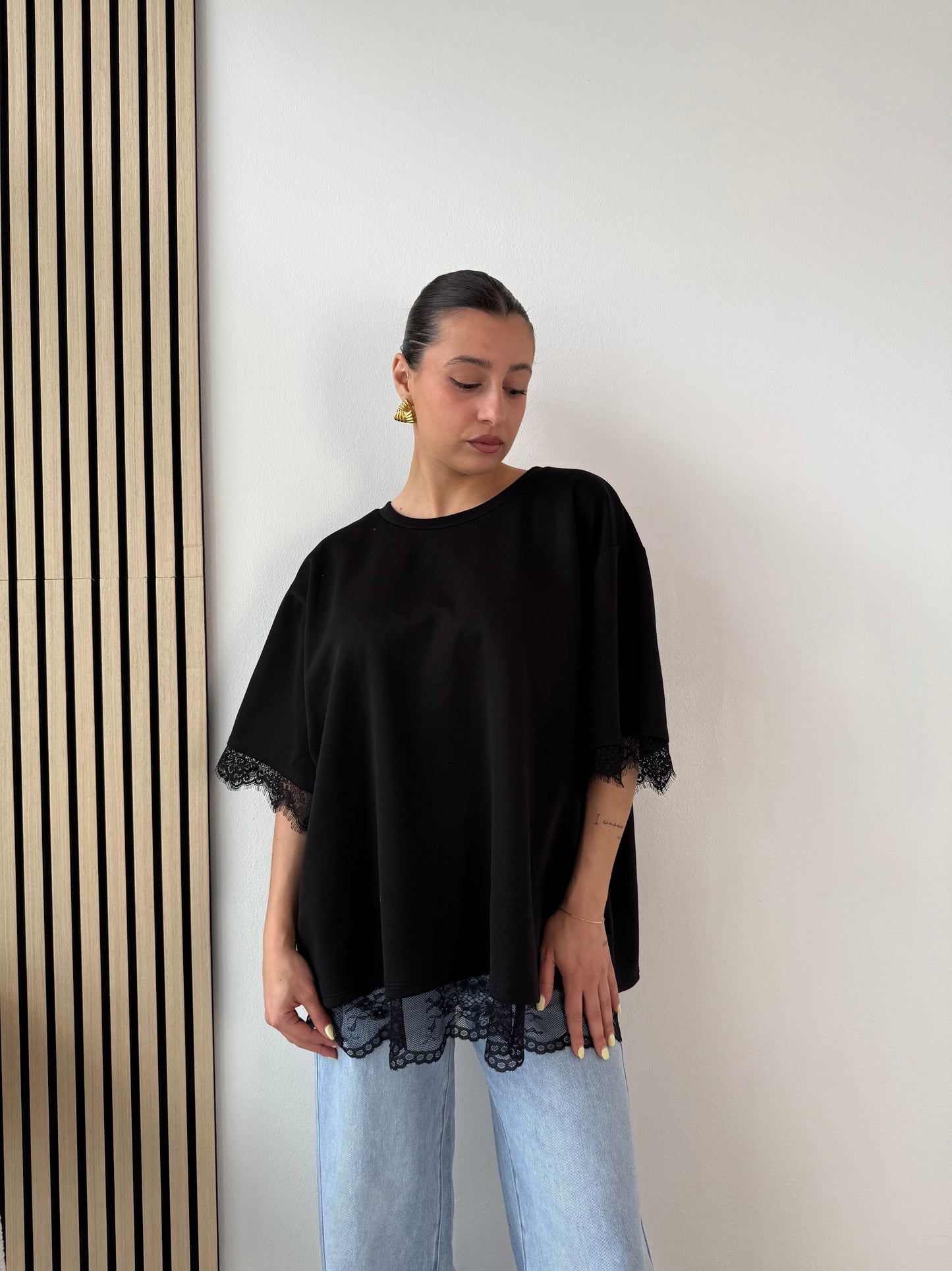 Maglia oversize in pizzo con apertura sul retro