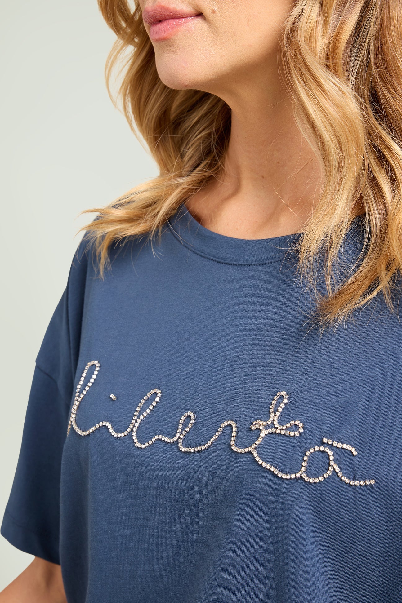 T-SHIRT CON SCRITTA RICAMATA