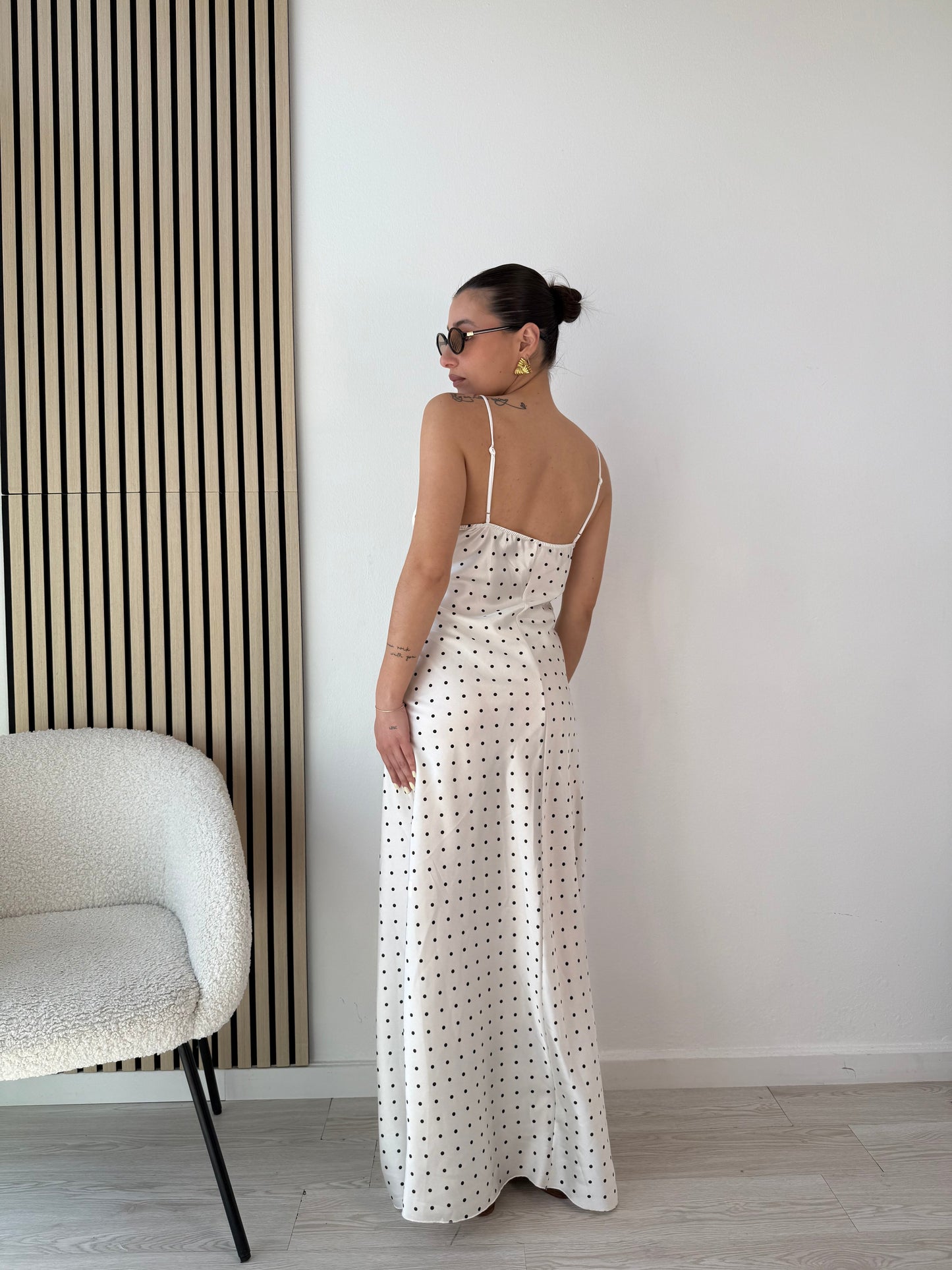 Maxi abito con pois e pizzo