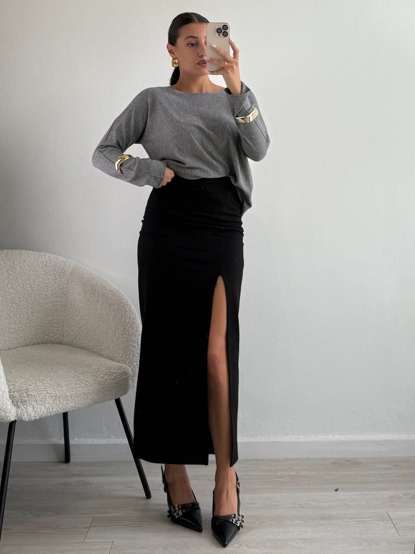 Long skirt with a slit