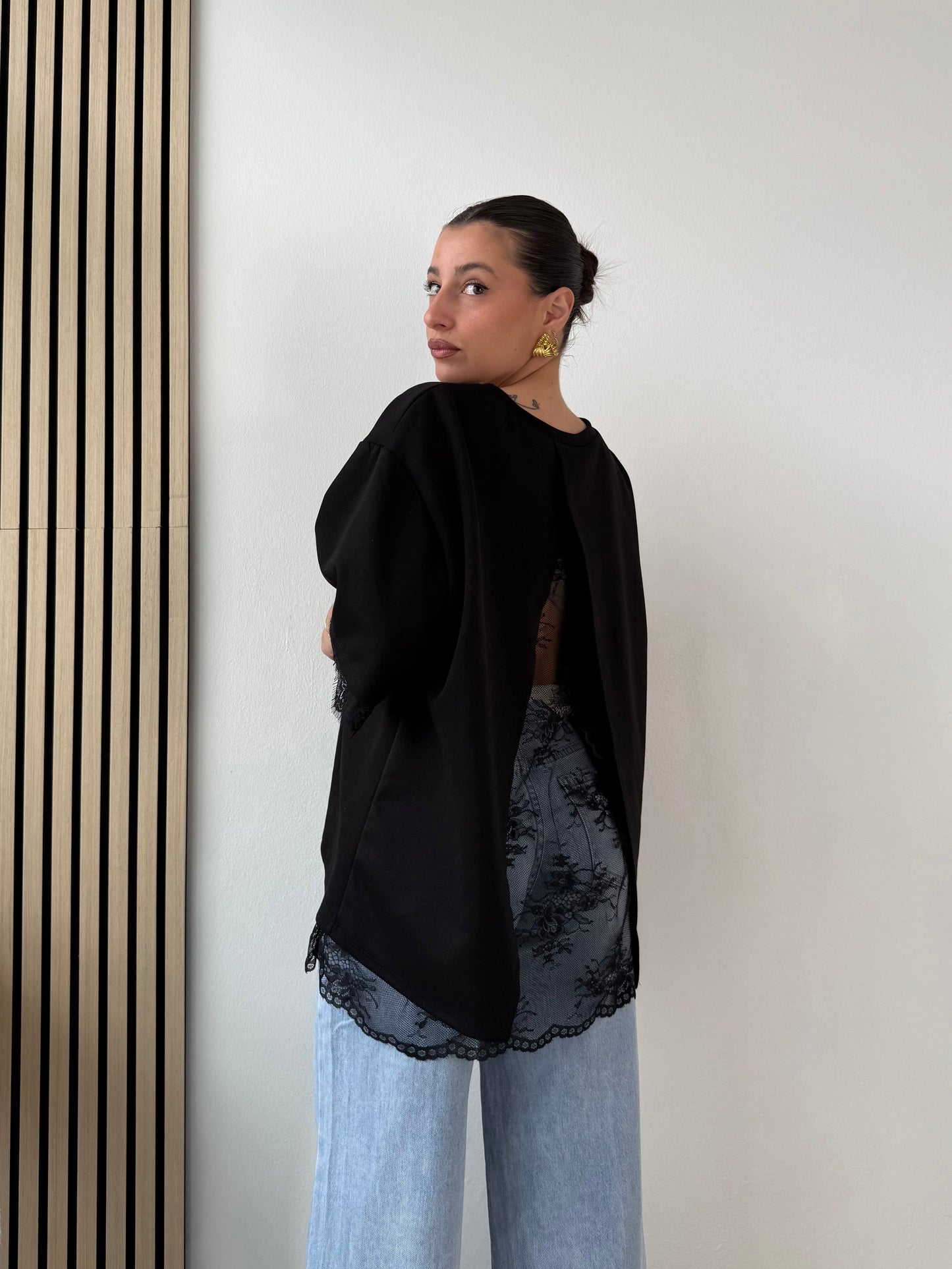 Maglia oversize in pizzo con apertura sul retro