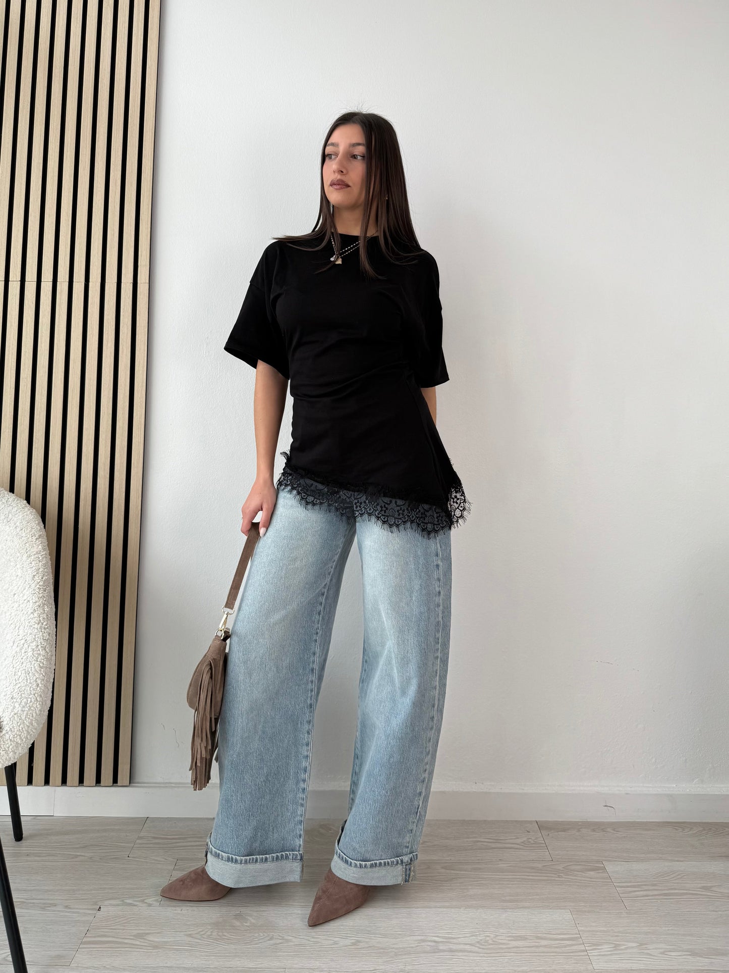 T-shirt asimmetrica in pizzo
