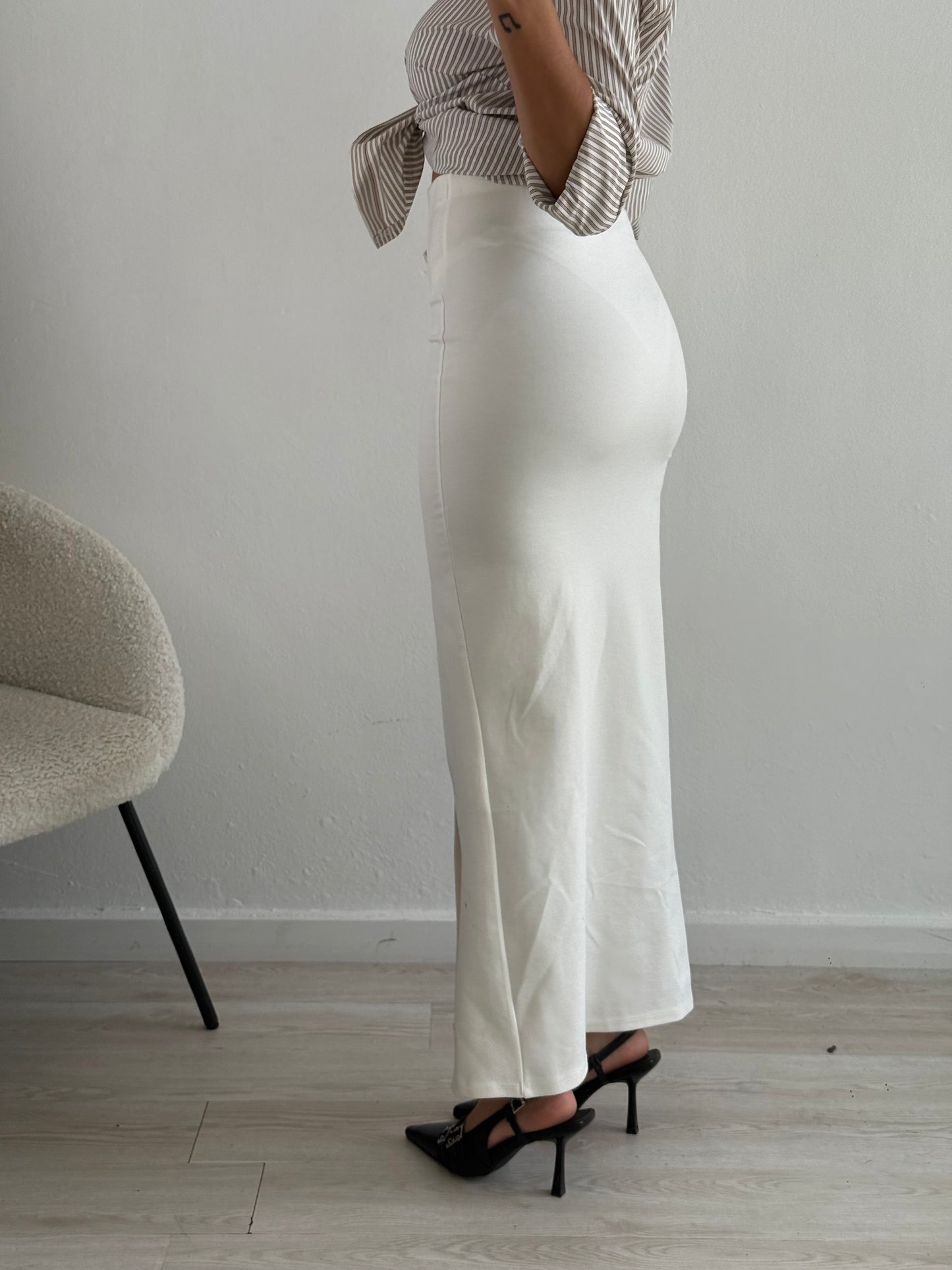 Long skirt with a slit