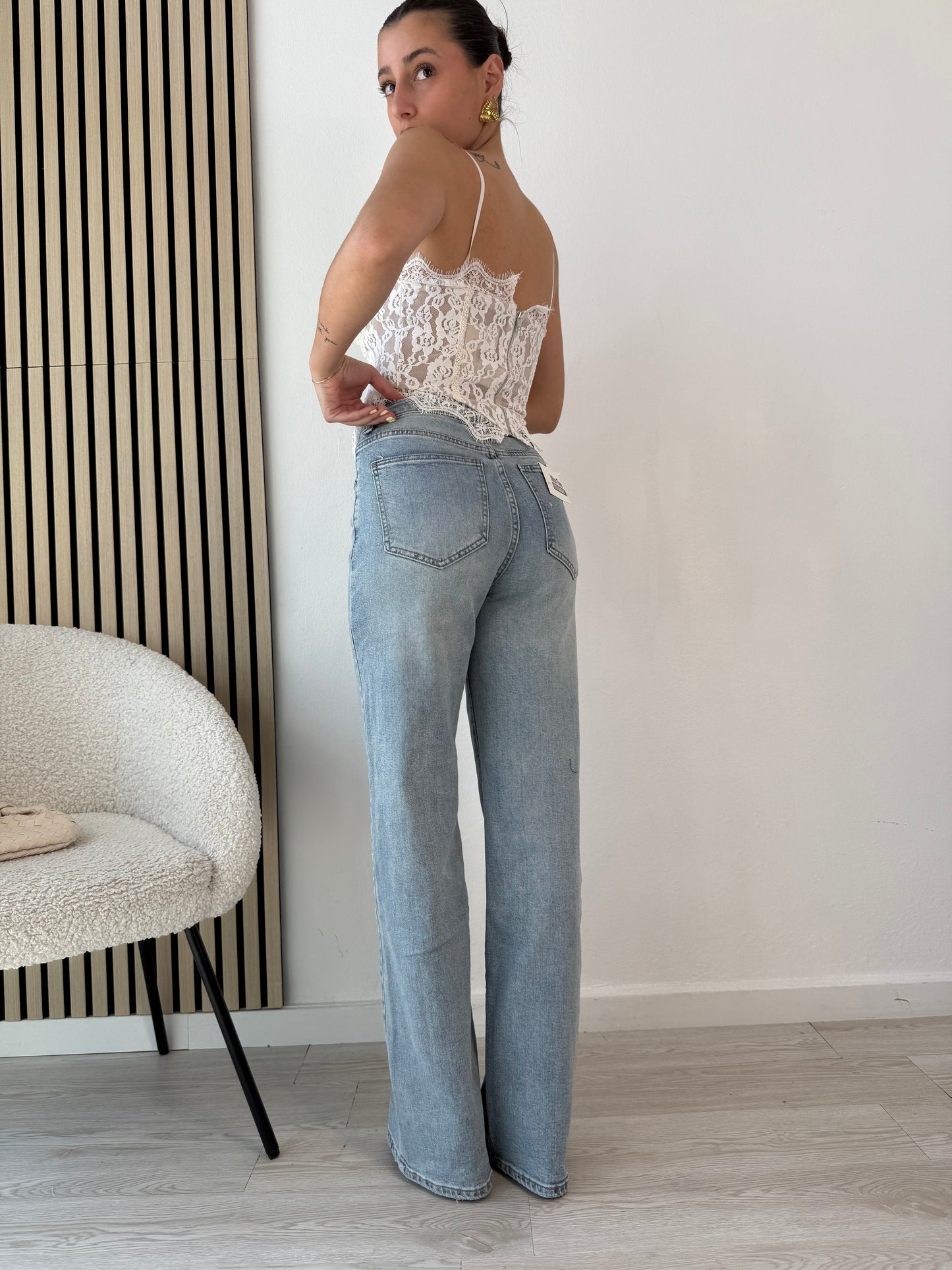 Jeans con bottone sfalsato