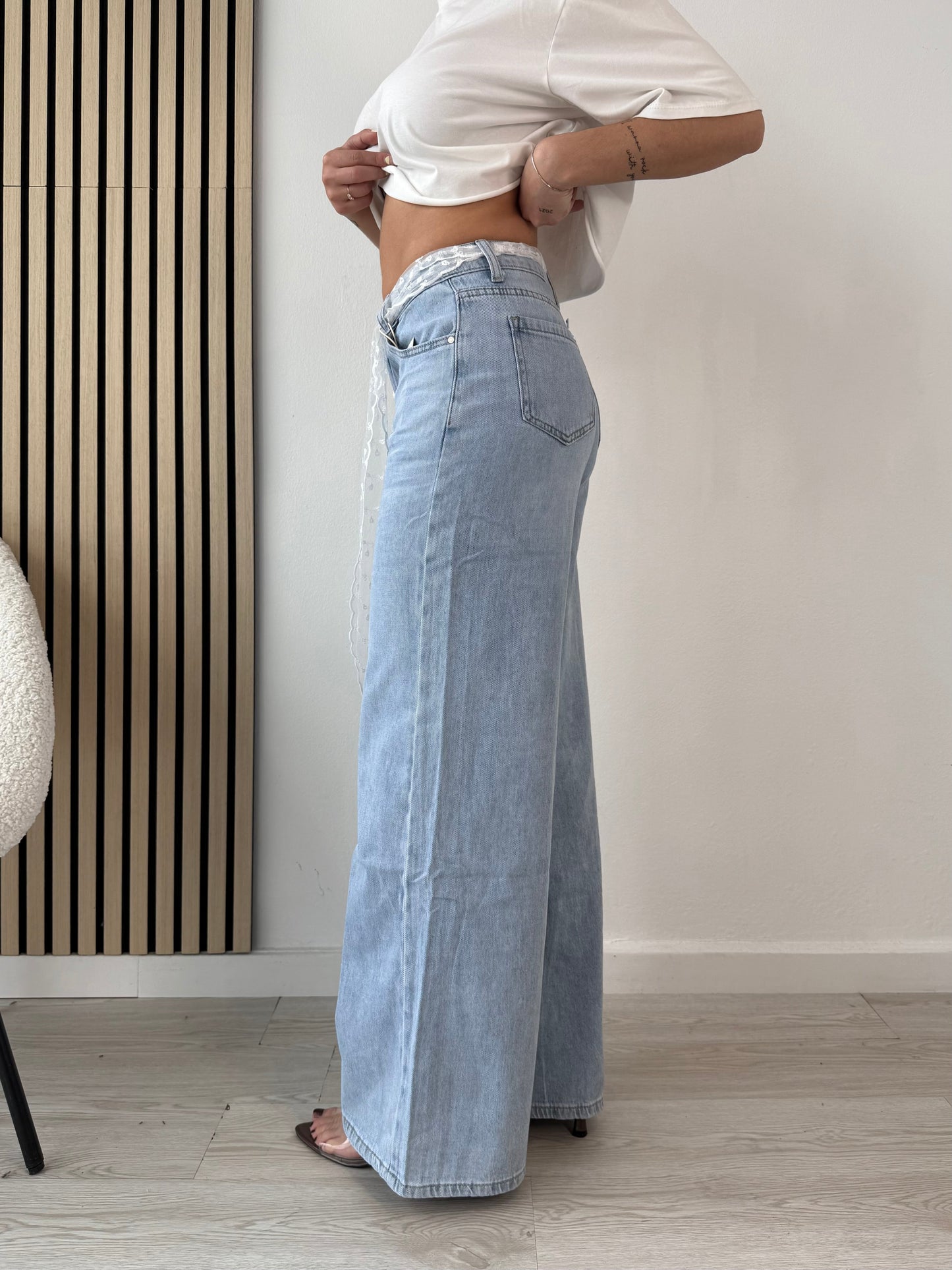 Jeans a palazzo, foulard, pizzo