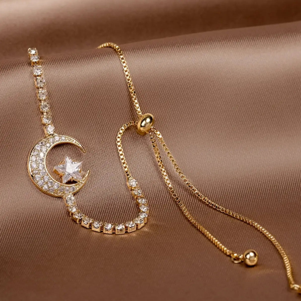 Bracciale placcato oro con pendente a luna e zirconi