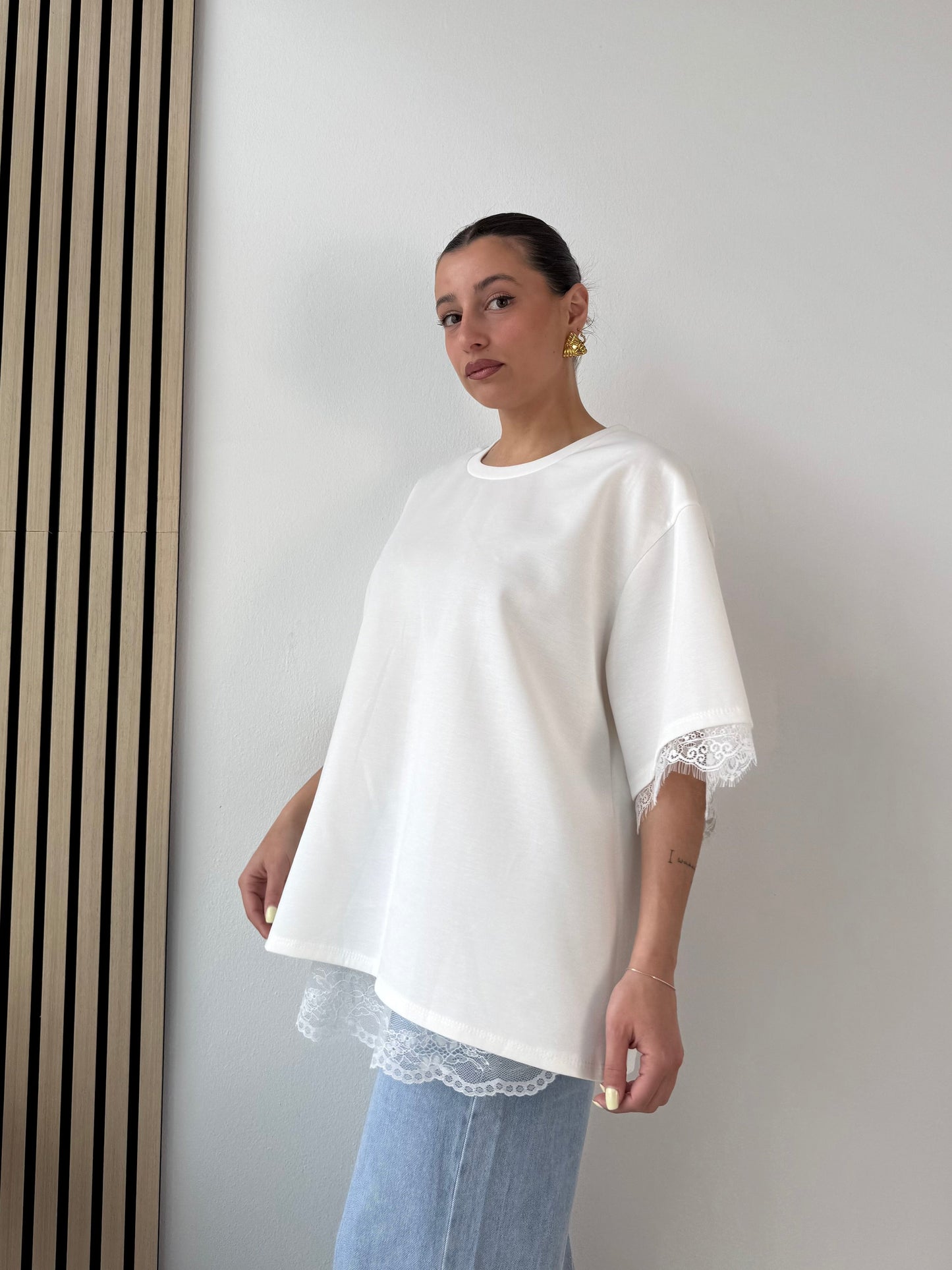 Maglia oversize in pizzo con apertura sul retro