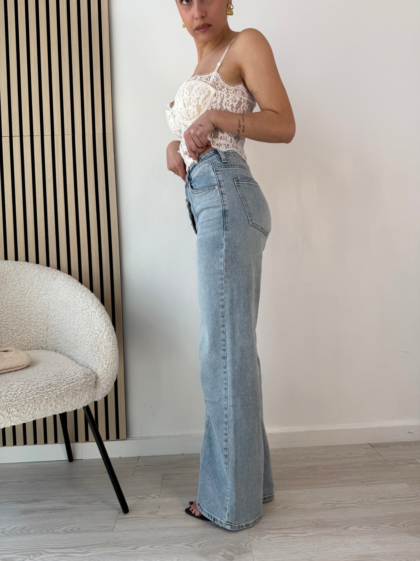 Jeans con bottone sfalsato