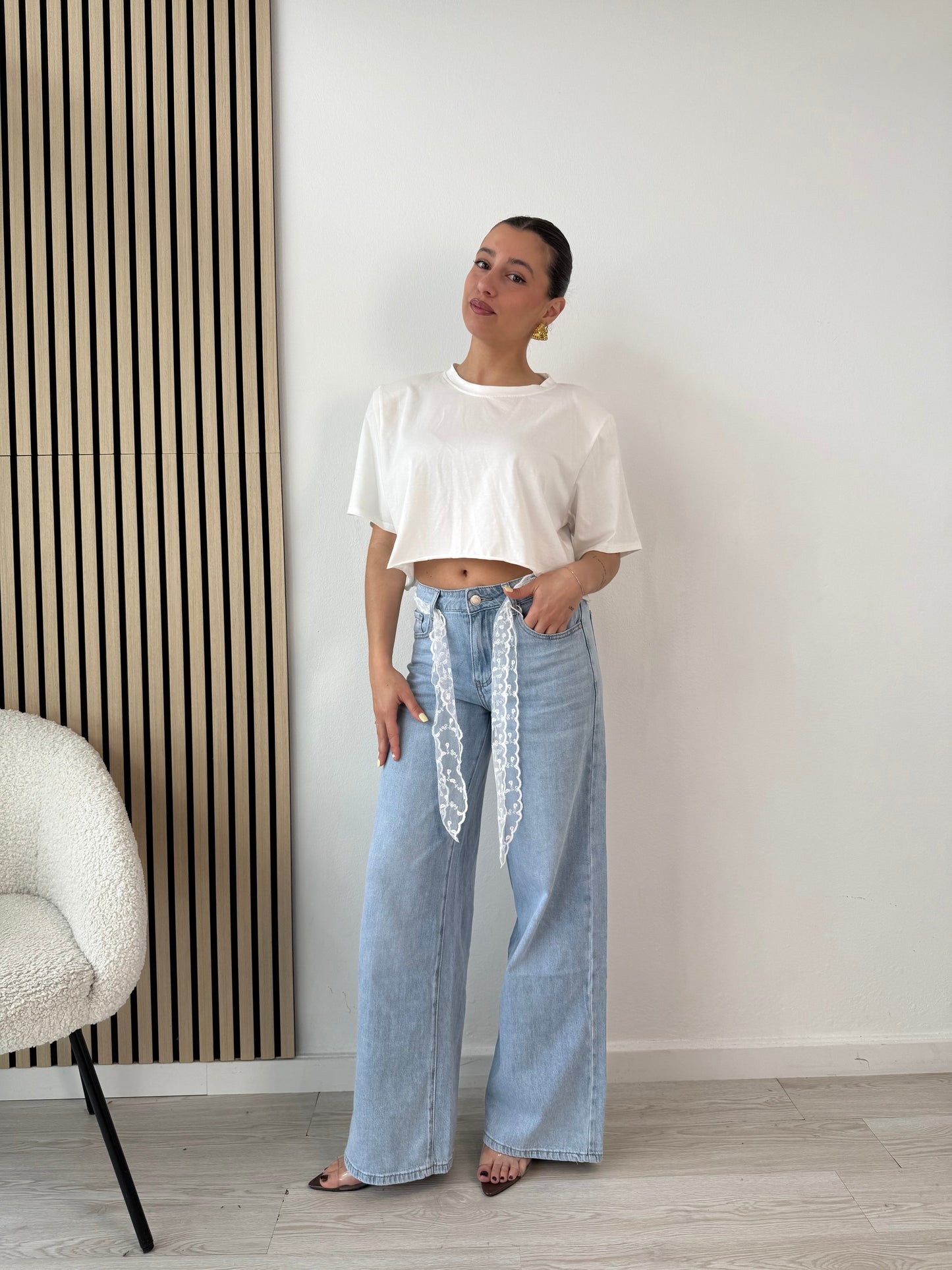 Jeans a palazzo, foulard, pizzo