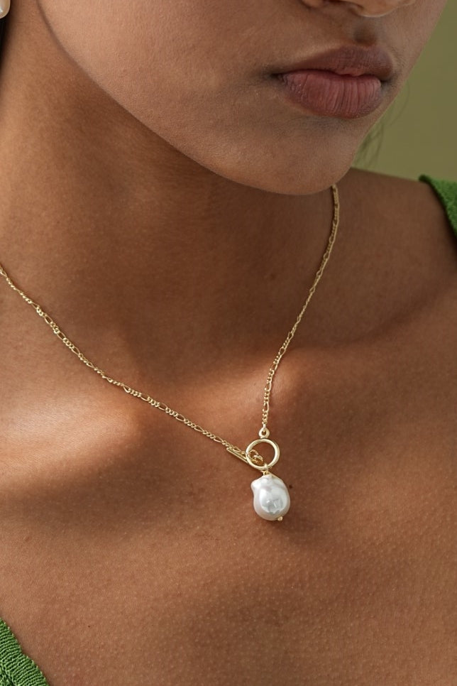 Elegant Necklace with Gold Pearl