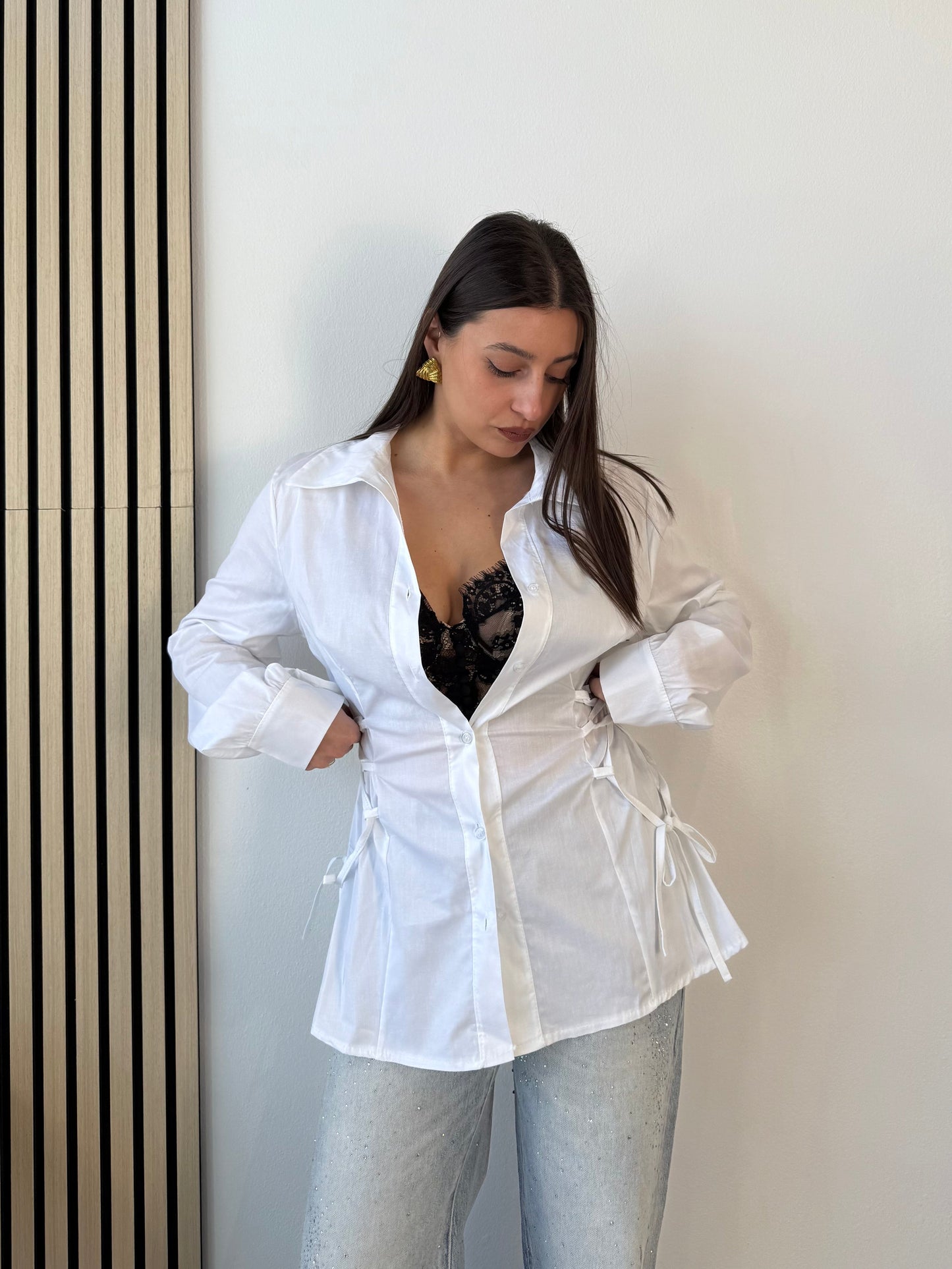 Camicia con stringhe laterali
