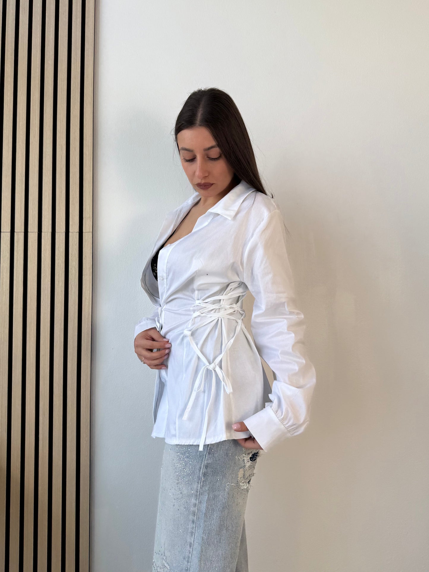 Camicia con stringhe laterali