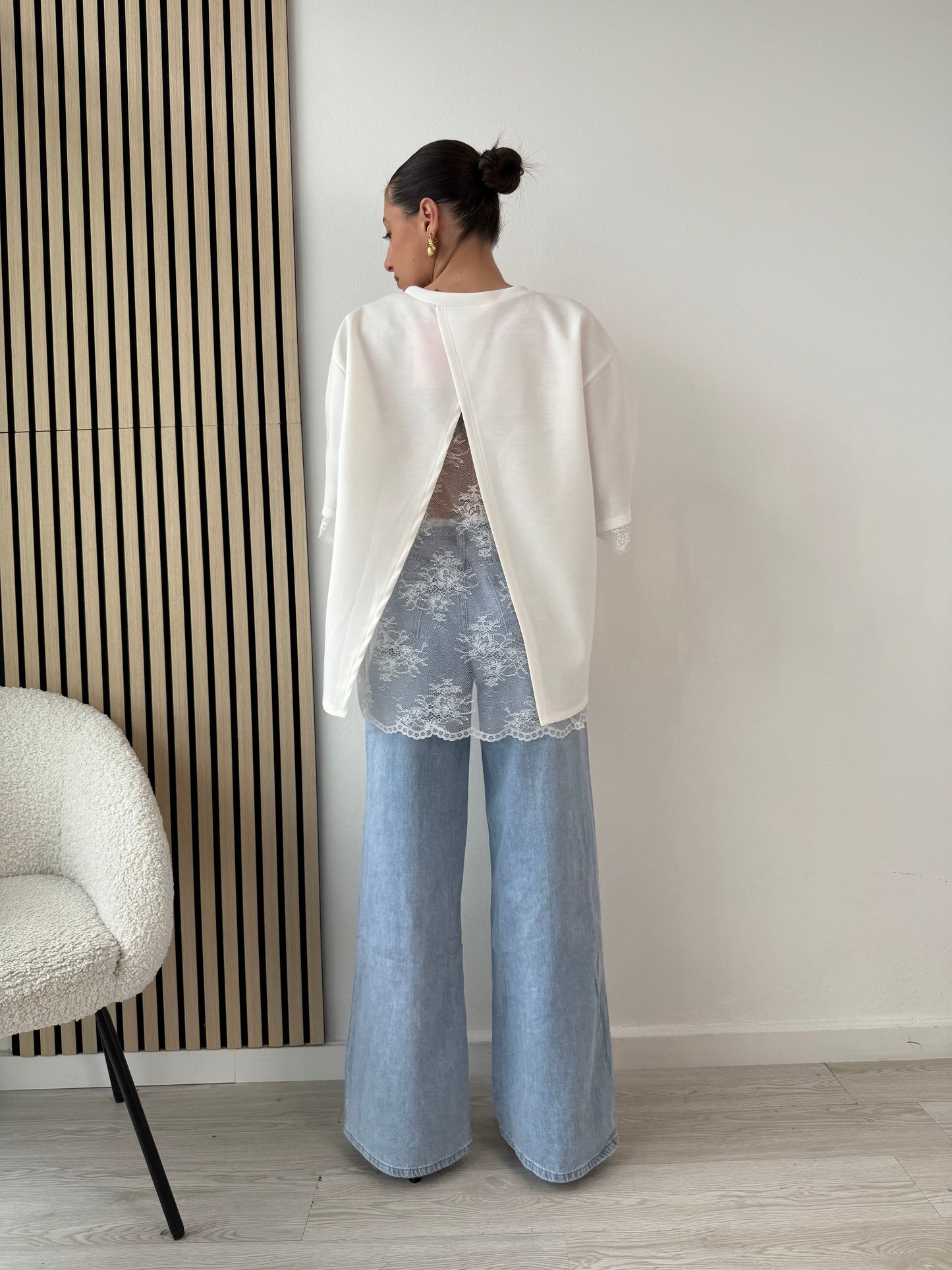Maglia oversize in pizzo con apertura sul retro