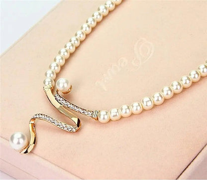 Necklace and earrings set with natural pearls