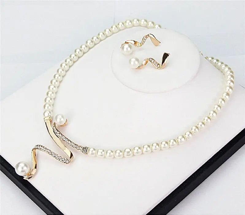 Necklace and earrings set with natural pearls