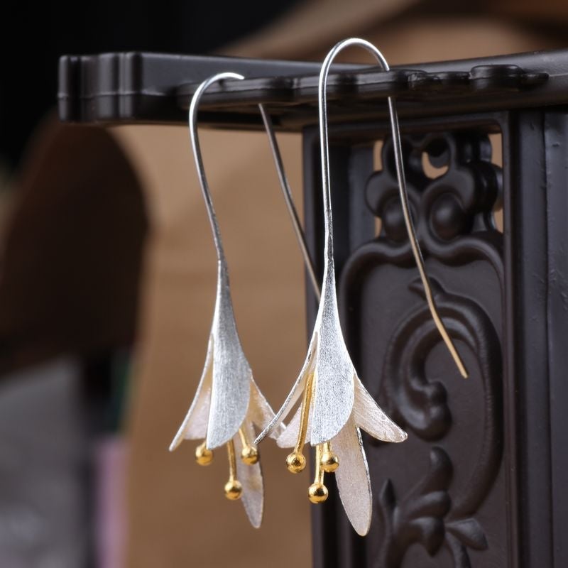 Eleganti orecchini a fiore in argento