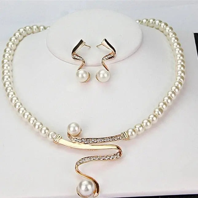 Necklace and earrings set with natural pearls