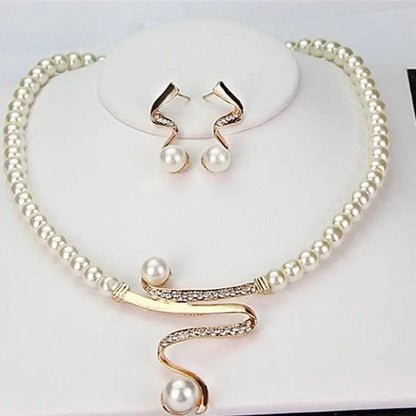 Necklace and earrings set with natural pearls