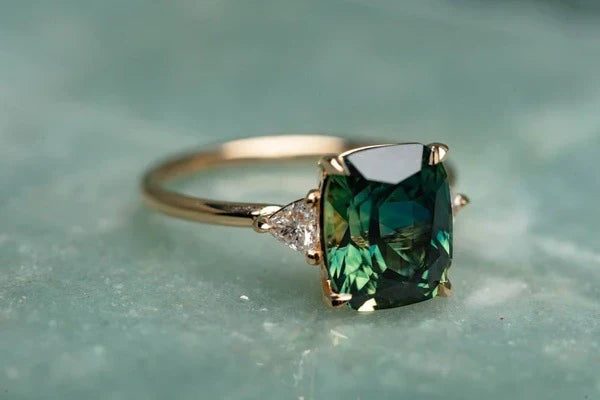 Vintage-Inspired Gold Ring with Gemstone