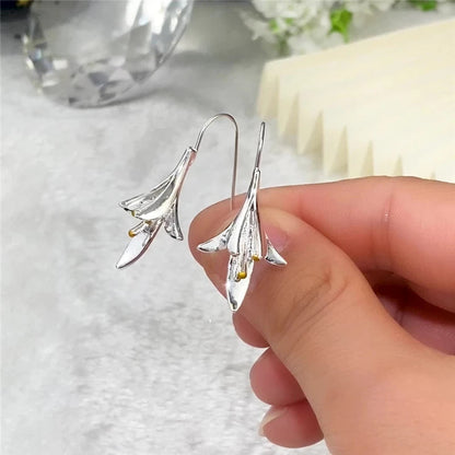 Eleganti orecchini a fiore in argento