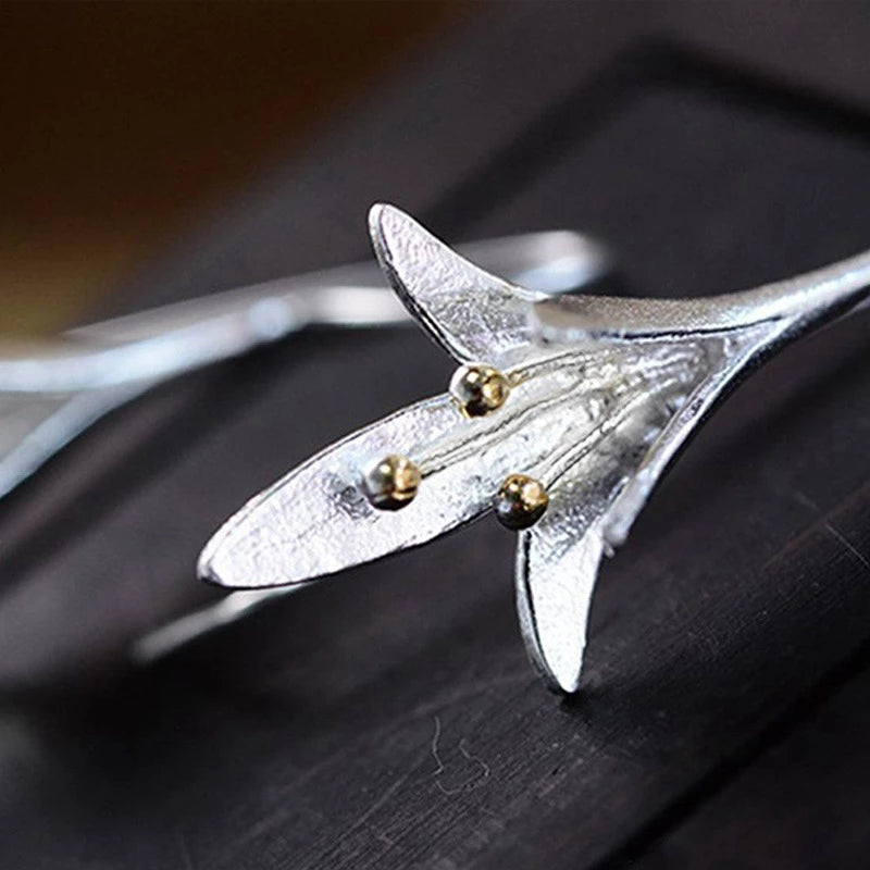 Eleganti orecchini a fiore in argento