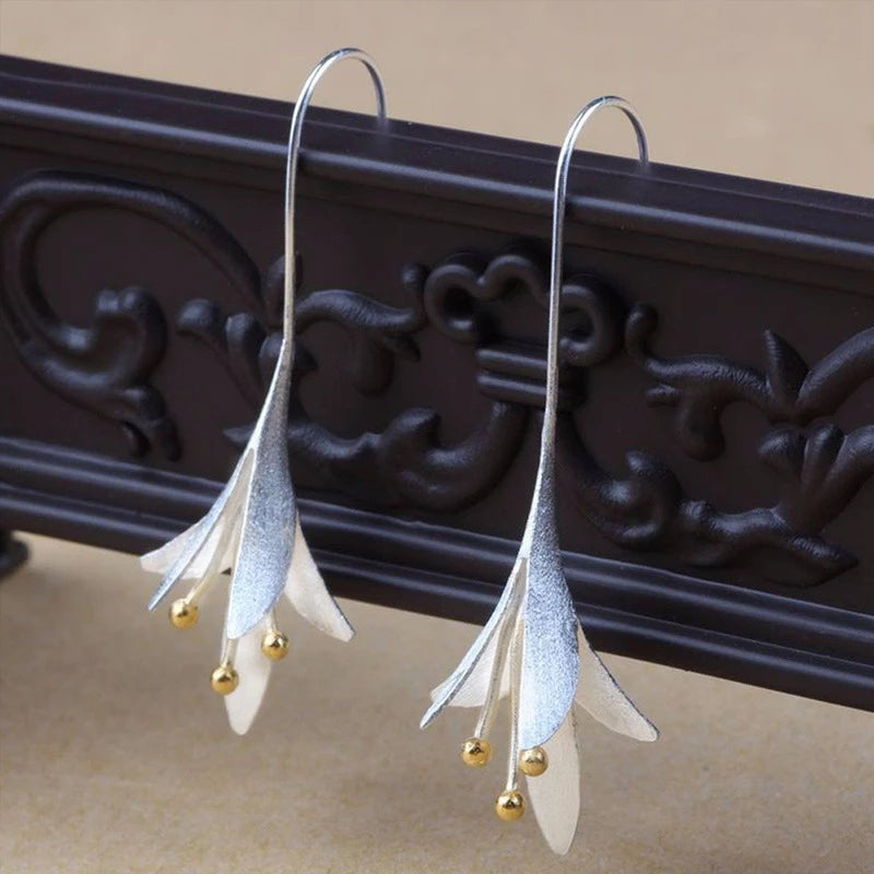 Eleganti orecchini a fiore in argento