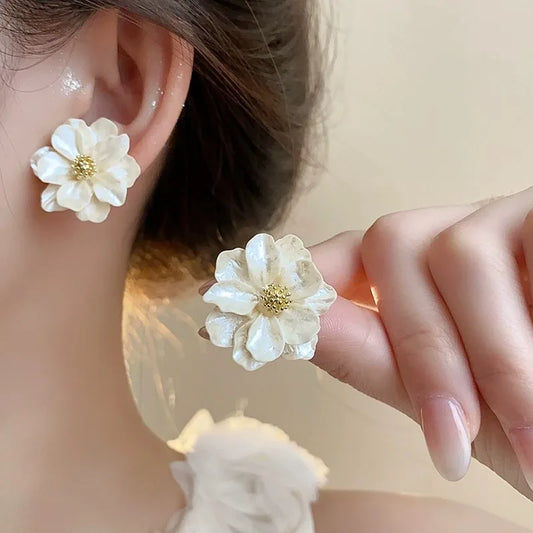 Orecchini a Bottone Chic a Fiore in Acrilico Bianco