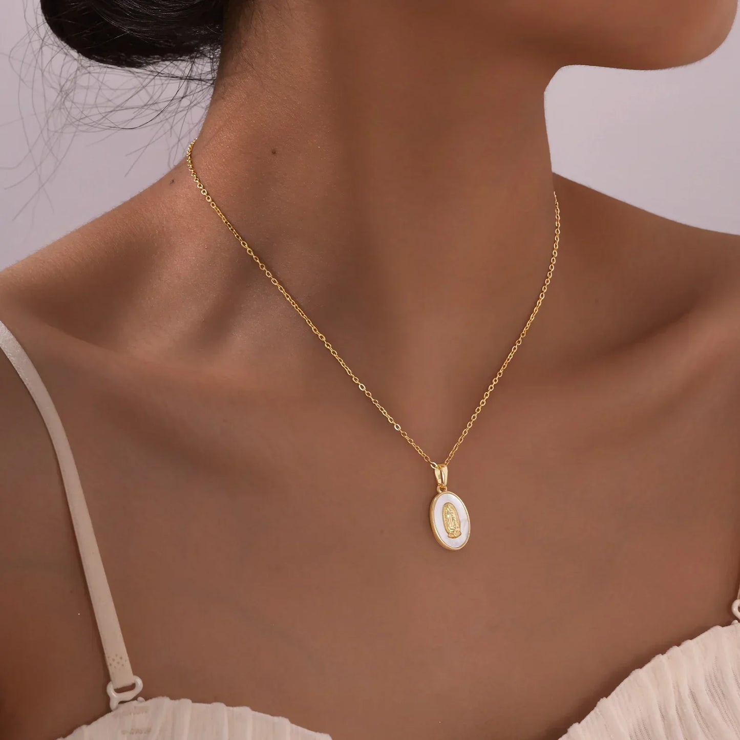 Collana con Ciondolo Ovale della Madonna in Oro