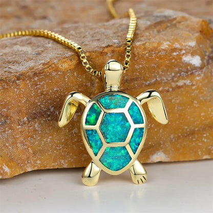 Collana con ciondolo a forma di tartaruga in opale di fuoco verde e oro vintage