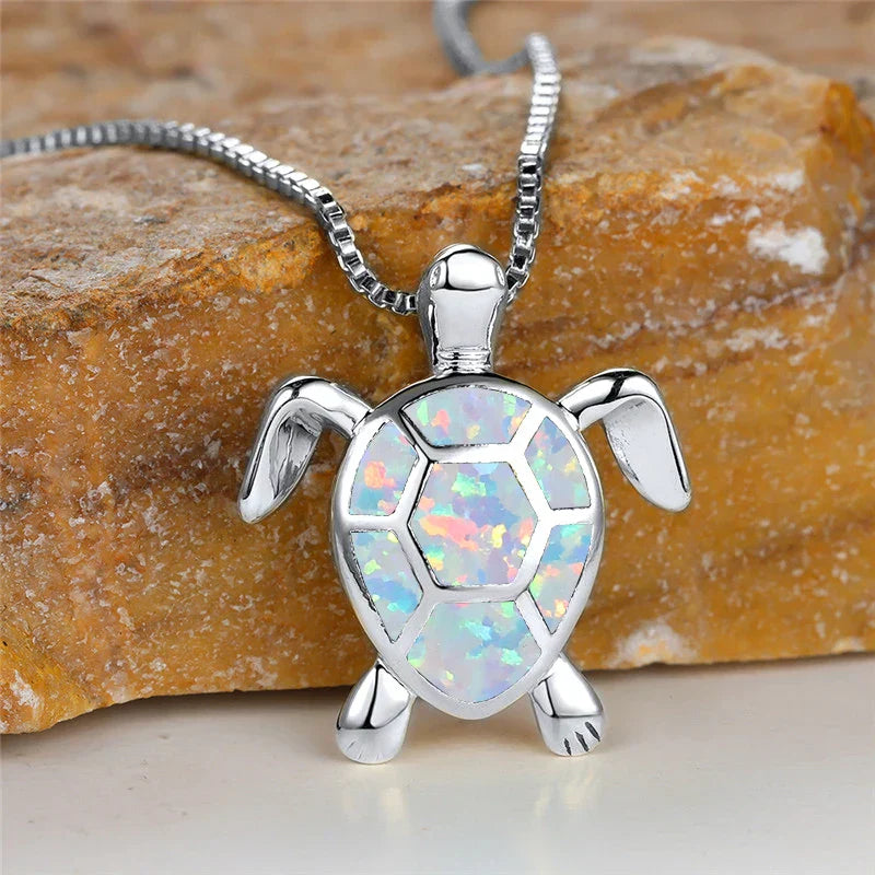Collana con ciondolo a forma di tartaruga in opale di fuoco verde e oro vintage