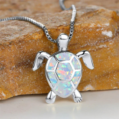 Collana con ciondolo a forma di tartaruga in opale di fuoco verde e oro vintage