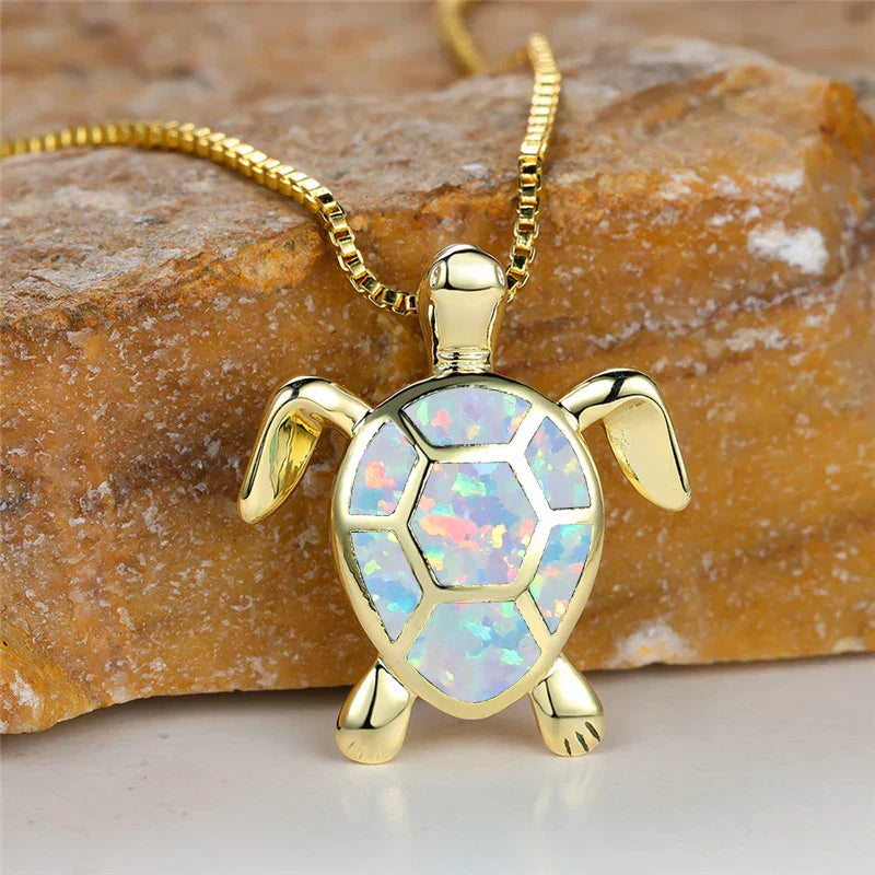 Collana con ciondolo a forma di tartaruga in opale di fuoco verde e oro vintage