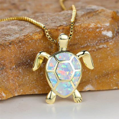 Collana con ciondolo a forma di tartaruga in opale di fuoco verde e oro vintage